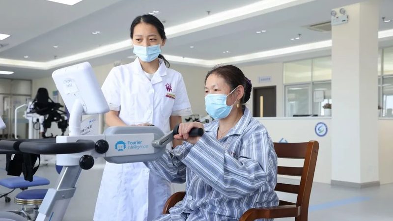 目前市场上常见的护理院床位尺寸主要有以下几种：